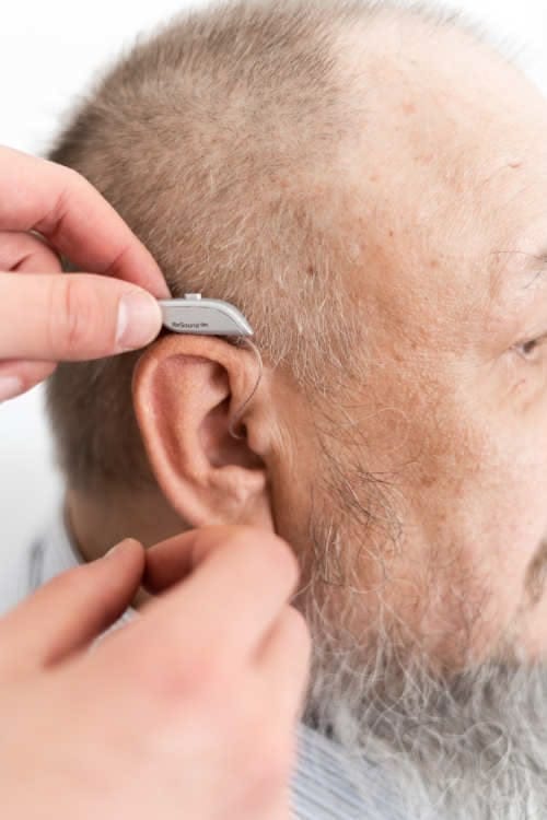 تركيب سماعة طبية خلف الأذن